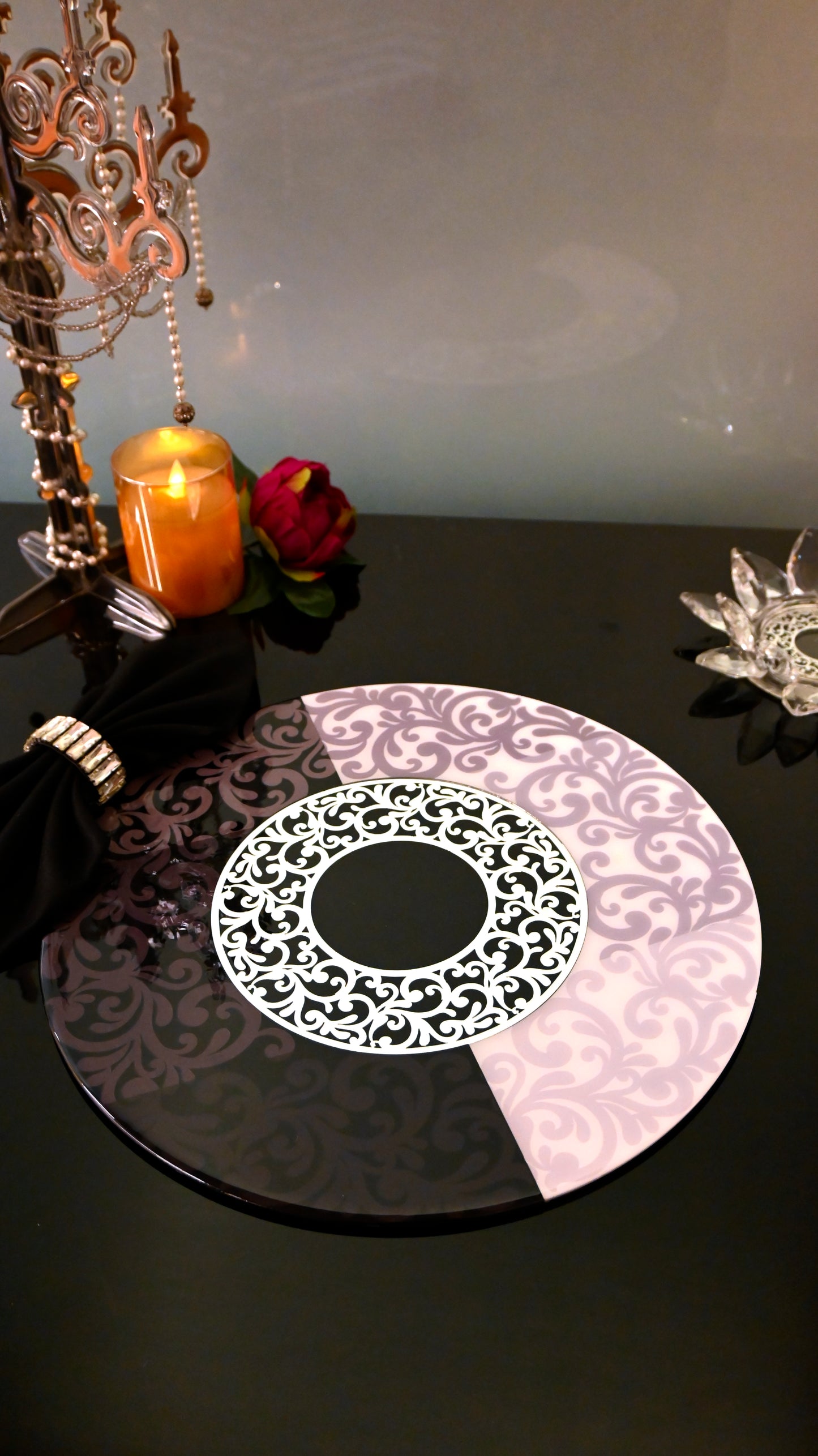 Imperial Black & White: Round Placemat